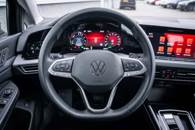 Volkswagen Golf (2023) thumbnail 33