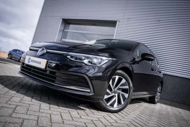 Volkswagen Golf (2023) thumbnail 2