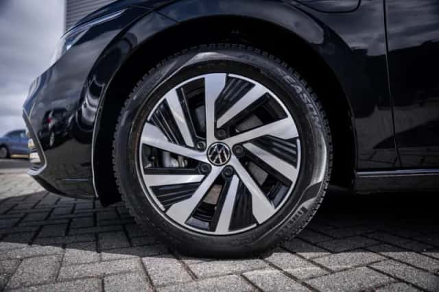 Volkswagen Golf (2023) thumbnail 3