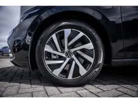 Volkswagen Golf (2023) thumbnail 3