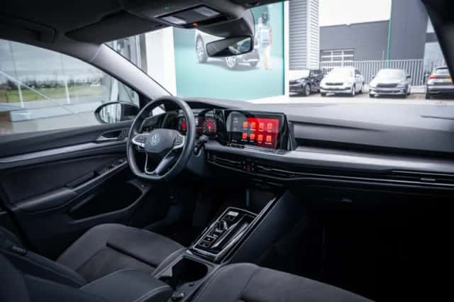 Volkswagen Golf (2023) thumbnail 22