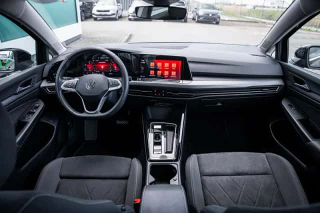 Volkswagen Golf (2023) thumbnail 23