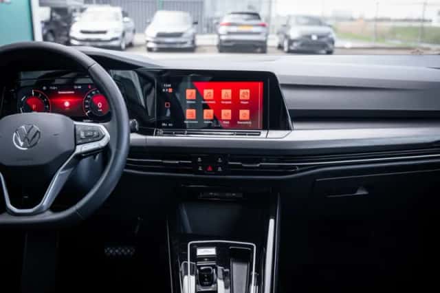 Volkswagen Golf (2023) thumbnail 30