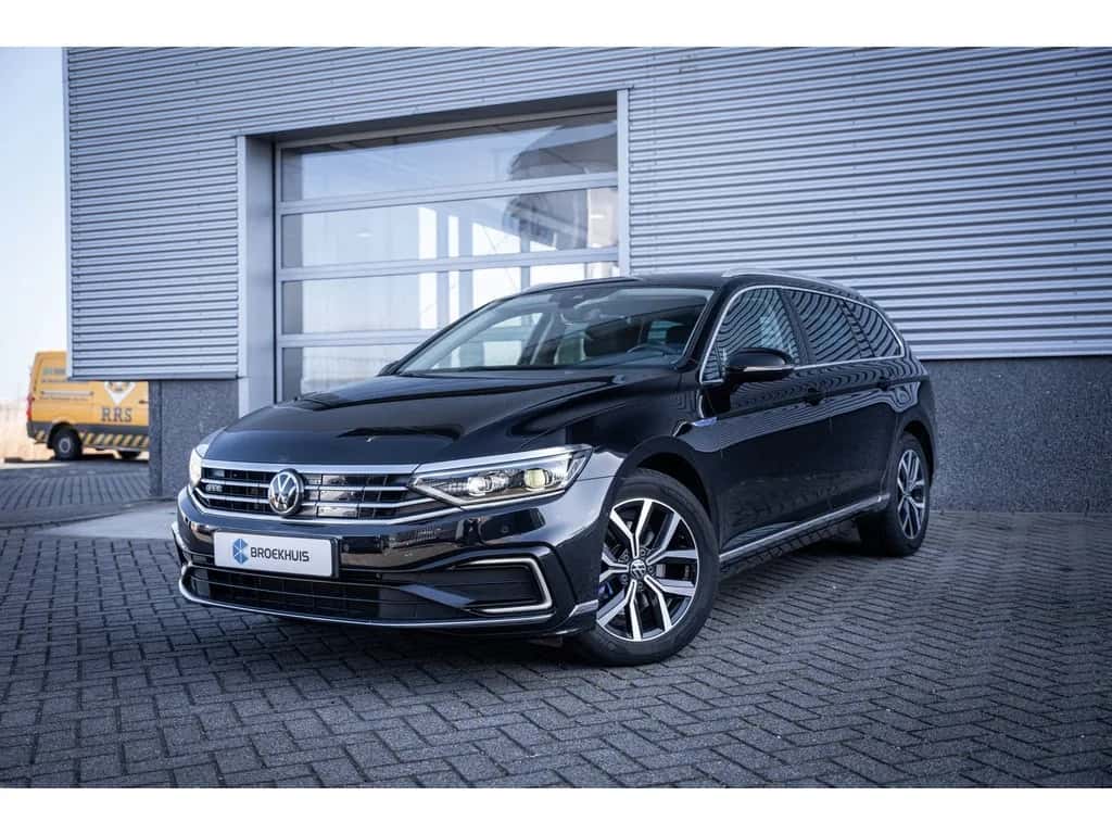 Volkswagen Passat (2023) — foto 1