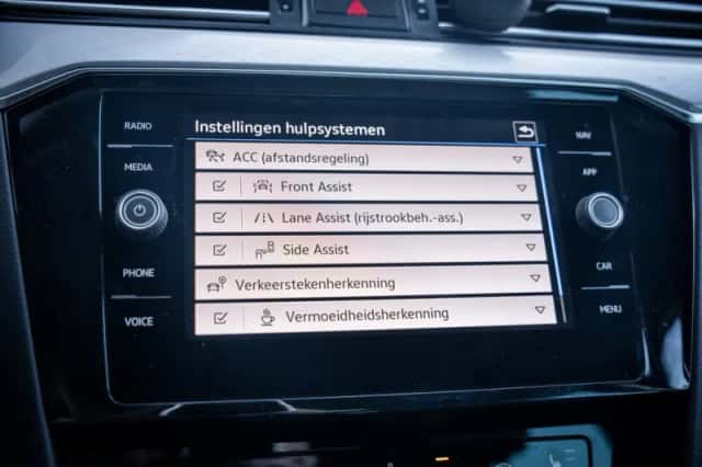 Volkswagen Passat (2023) thumbnail 25