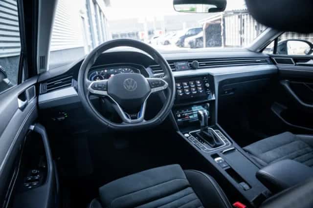 Volkswagen Passat (2023) thumbnail 32