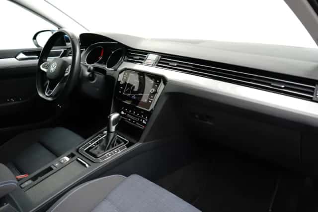 Volkswagen Passat (2022) thumbnail 8