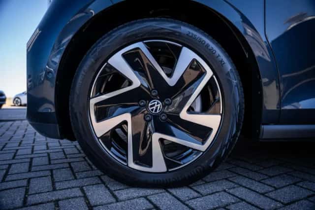 Volkswagen ID. Buzz (2023) thumbnail 3