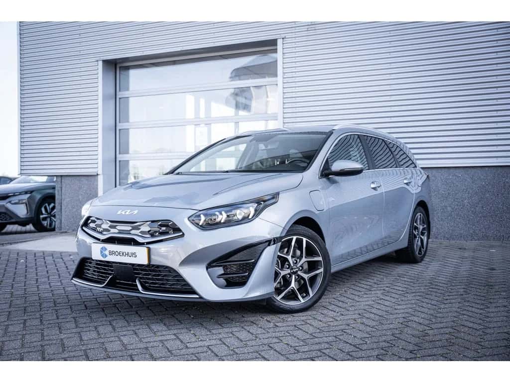 Kia Ceed Sportswagon (2023) — foto 1