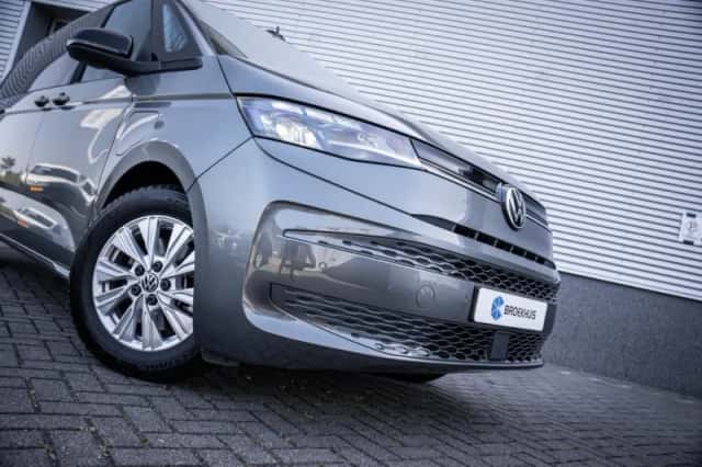 Volkswagen Multivan (2024) thumbnail 3