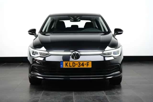 Volkswagen Golf (2023) thumbnail 2