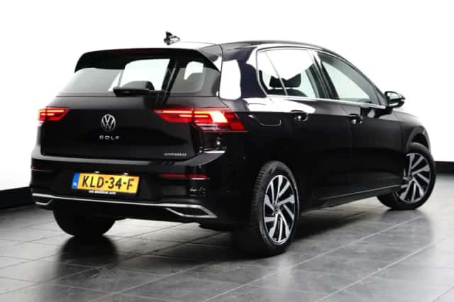Volkswagen Golf (2023) thumbnail 4