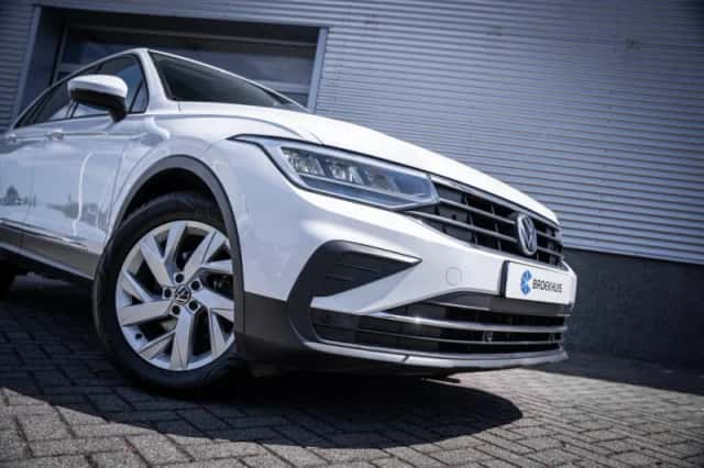 Volkswagen Tiguan (2021) thumbnail 3