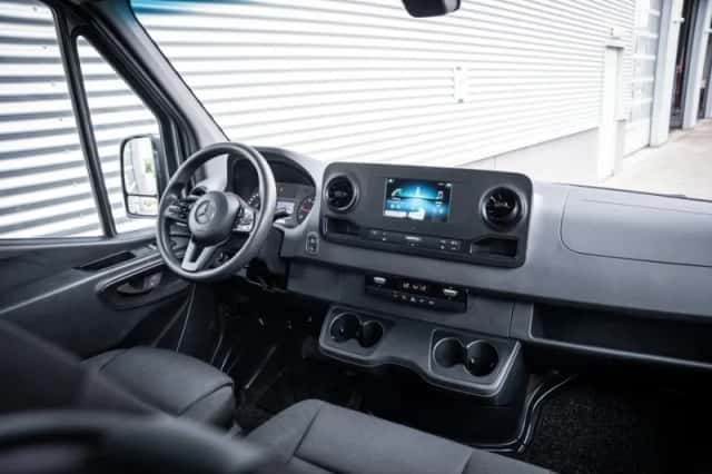 Mercedes-Benz Sprinter (2023) thumbnail 5
