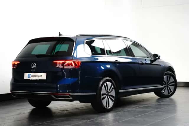 Volkswagen Passat (2022) thumbnail 3