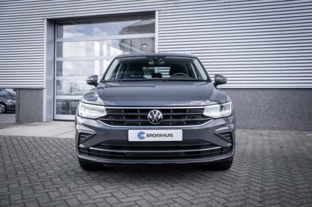 Volkswagen Tiguan (2023) thumbnail 3