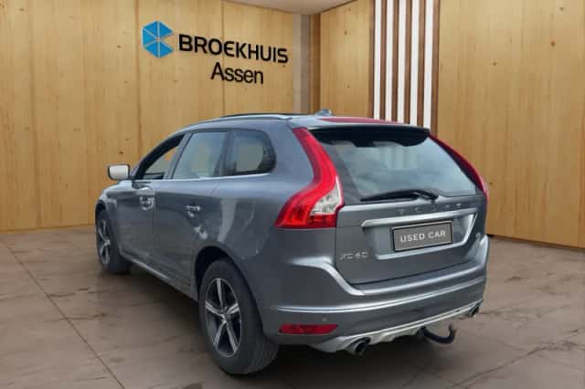 Volvo XC60 (2016) thumbnail 2