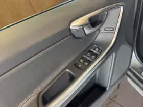Volvo XC60 (2016) thumbnail 9