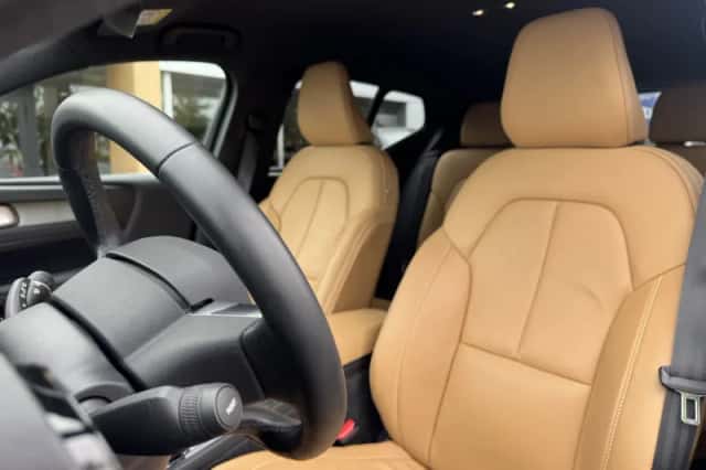 Volvo XC40 (2022) thumbnail 3