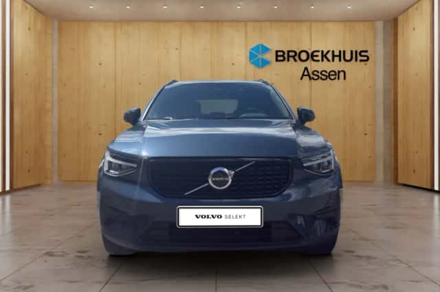 Volvo XC40 (2025) thumbnail 2