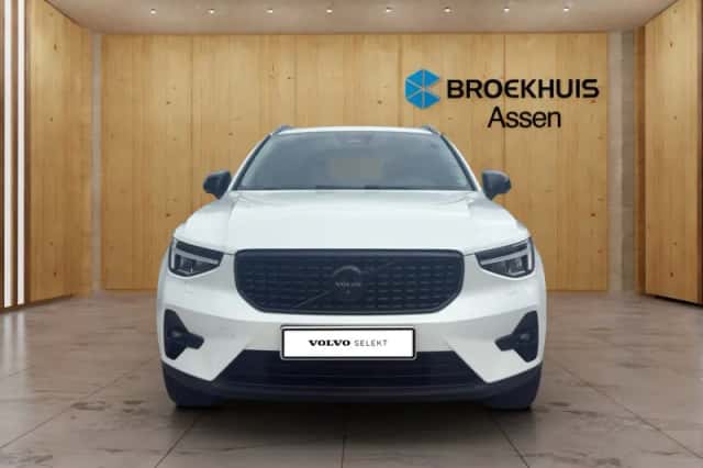 Volvo XC40 (2023) thumbnail 2