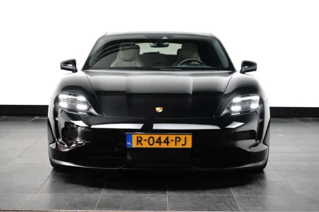 Porsche Taycan (2022) thumbnail 2