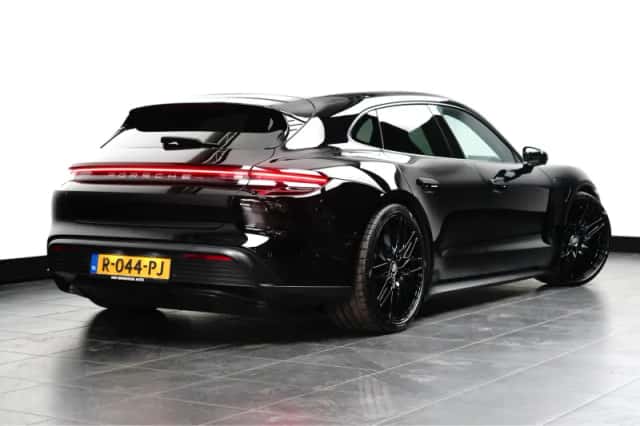 Porsche Taycan (2022) thumbnail 5
