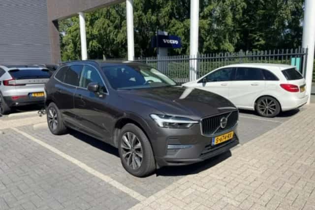Volvo XC60 (2022) thumbnail 3