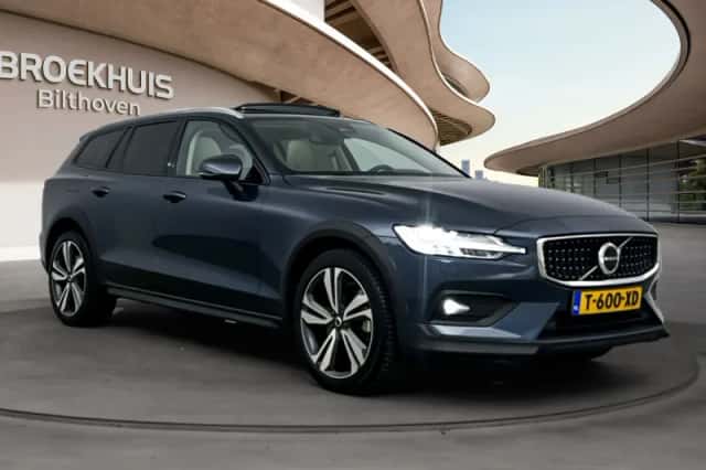Volvo V60 (2023) thumbnail 2