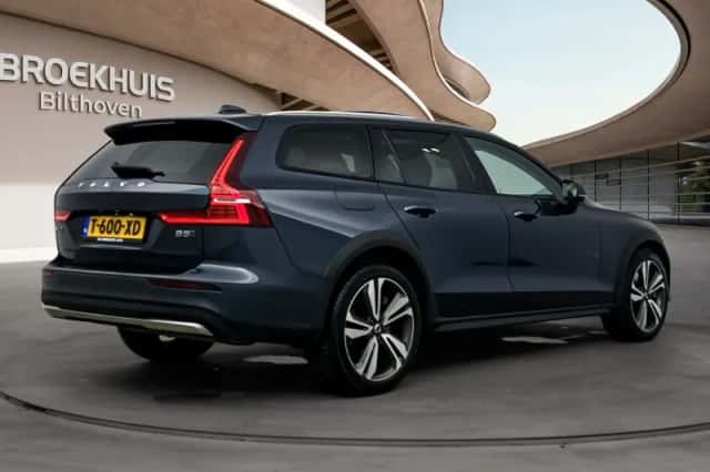 Volvo V60 (2023) thumbnail 3