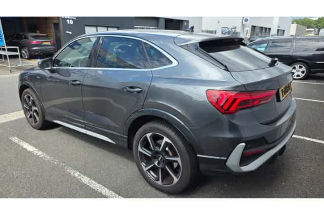 Audi Q3 (2019) thumbnail 5