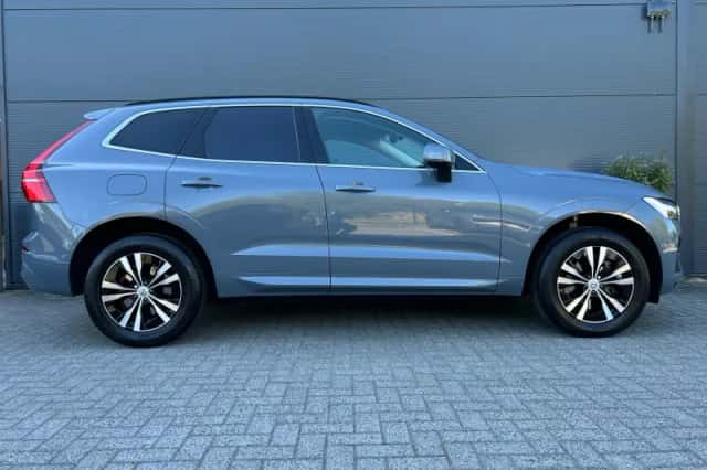Volvo XC60 (2022) thumbnail 3