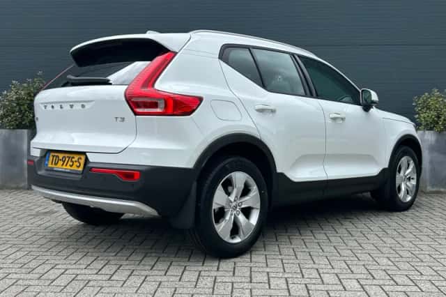 Volvo XC40 (2018) thumbnail 2