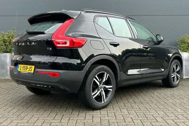 Volvo XC40 (2021) thumbnail 2