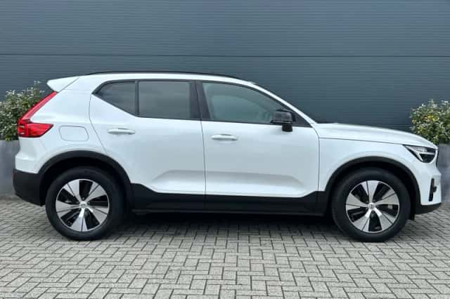 Volvo XC40 (2023) thumbnail 3
