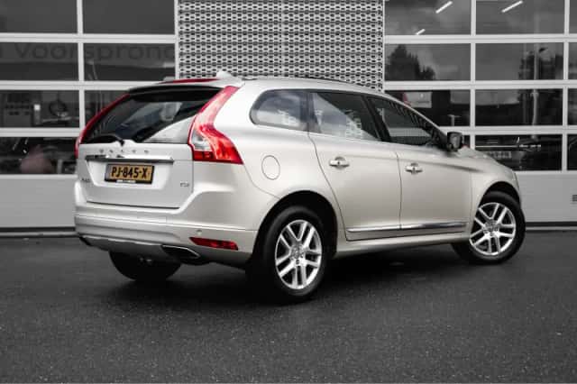 Volvo XC60 (2017) thumbnail 2