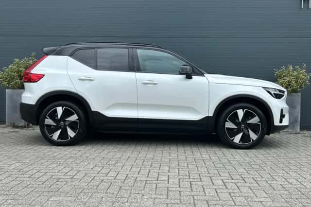 Volvo EX40 (2025) thumbnail 3