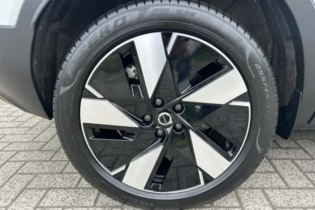 Volvo EX40 (2025) thumbnail 4