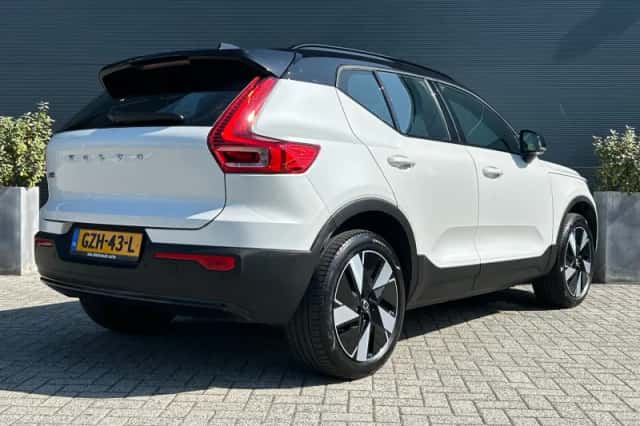 Volvo EX40 (2025) thumbnail 2