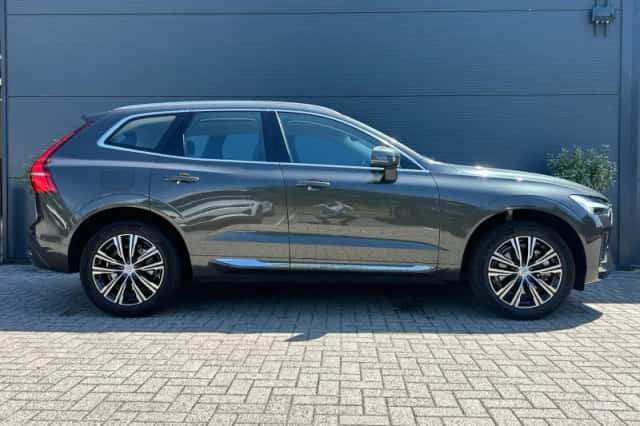 Volvo XC60 (2022) thumbnail 3