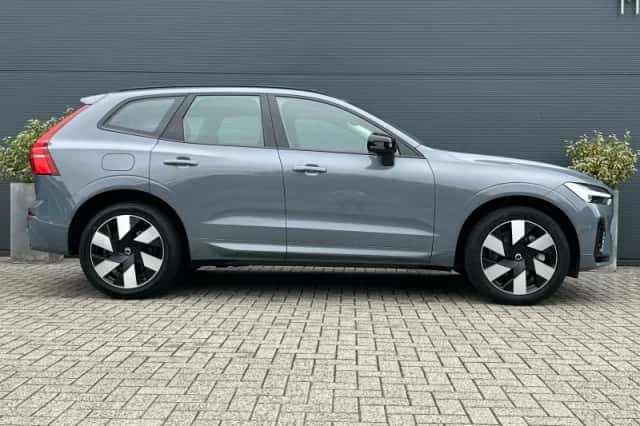 Volvo XC60 (2023) thumbnail 3