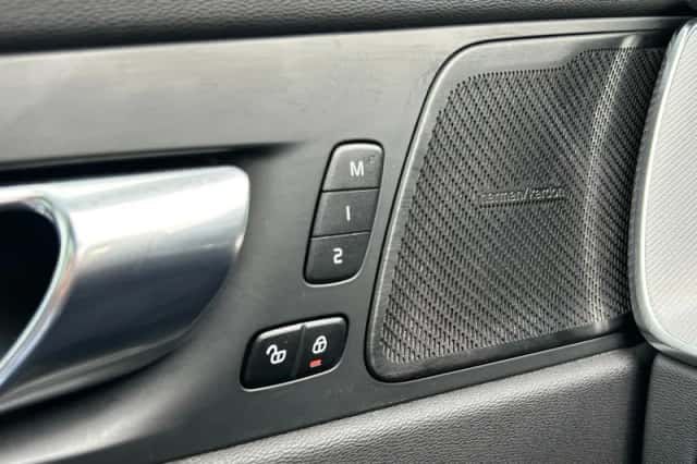 Volvo XC60 (2022) thumbnail 4