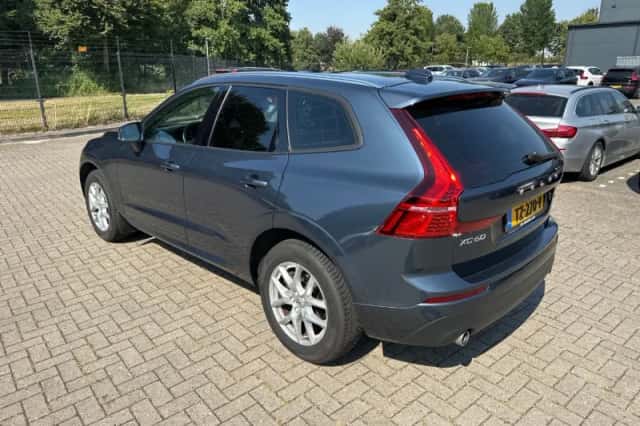 Volvo XC60 (2018) thumbnail 3