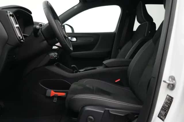 Volvo XC40 (2023) thumbnail 9