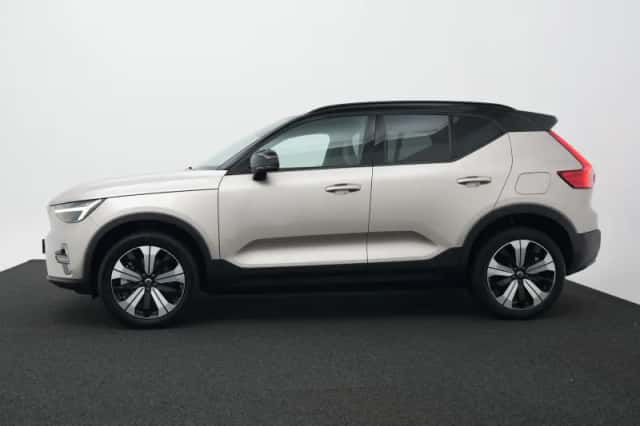 Volvo XC40 (2023) thumbnail 3