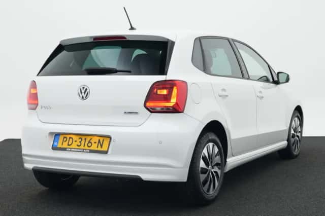 Volkswagen Polo (2017) thumbnail 2