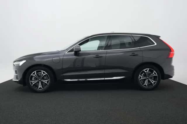 Volvo XC60 (2022) thumbnail 3