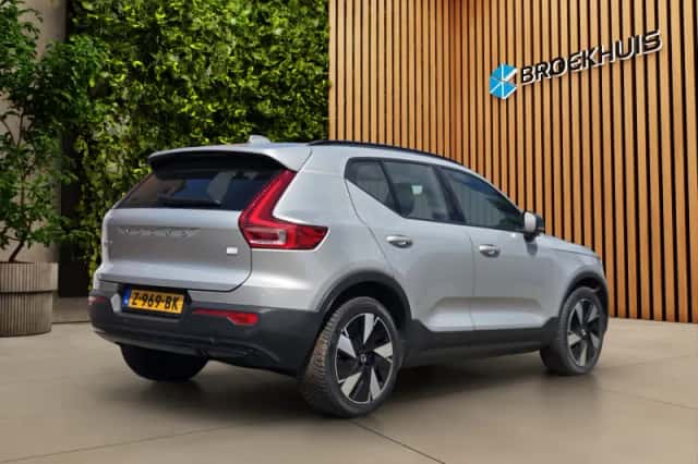 Volvo EX40 (2024) thumbnail 2