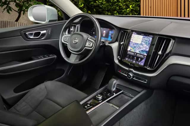 Volvo XC60 (2022) thumbnail 3