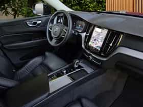 Volvo XC60 (2023) thumbnail 3